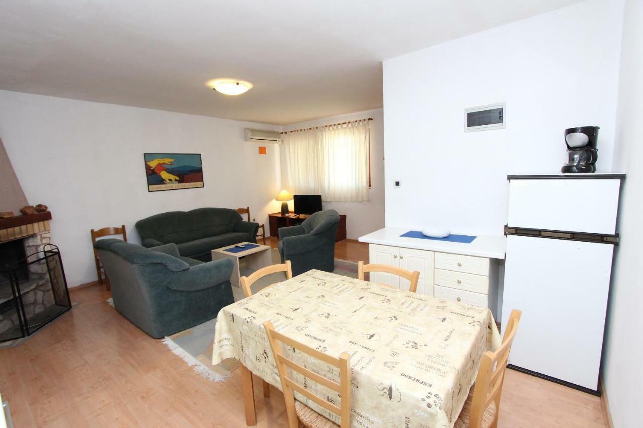 רוביני Apartments Lora מראה חיצוני תמונה