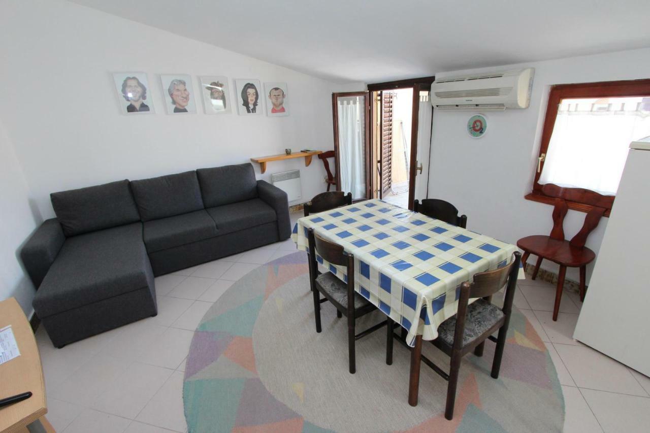 רוביני Apartments Lora מראה חיצוני תמונה